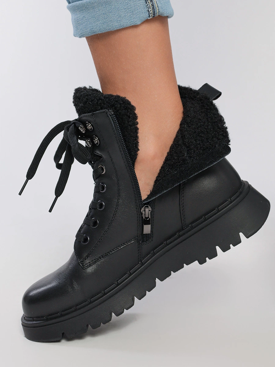 Ботинки черного цвета с меховыми вставками
